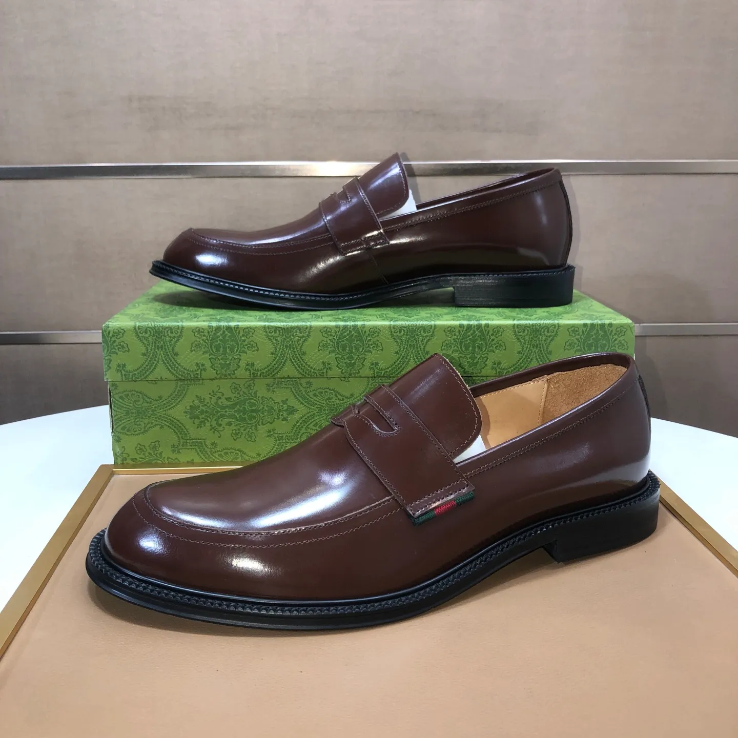 Factory batch 500💰Italy’s top luxury men’s shoe giant (GUCCI) (Gucci) (full cowhide lining) new arrival🍃Original European style🔰 Pleasant to the eye😍In order to make the shoes more durable and non-deformable🌀The production continues to follow traditional methods but there is still no lack of innovation💪The original sheepskin is selected for the leather♻️Smooth, natural and extra bright⭐Made of imported cowhide The rich man’s first choice 38-45 (45 customized)